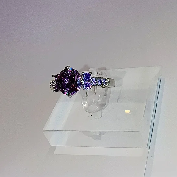 Elegant Purple Gemstone Ring - Picture 8 of 16